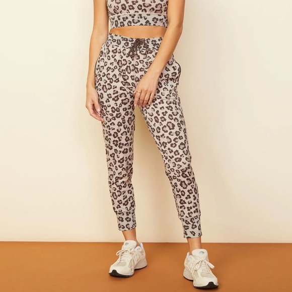MONROW Leopard Movement Jogger in Ice Coffee XS - Picture 2 of 13